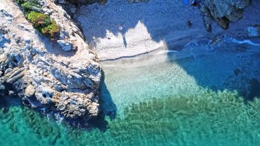 Τρία Λιμανάκια: Οι παραλίες που θυμίζουν «Ναυάγιο Ζακύνθου» δίπλα στην Αθήνα