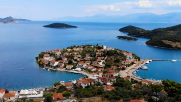 Τριζόνια: Το νησάκι της Φωκίδας που δεν κατάφερε να αγοράσει ο Ωνάσης