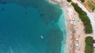 Τσονίμα και Περιγιάλι: Δύο παραλίες δίπλα στην Αθήνα για οικογενειακά μπάνια