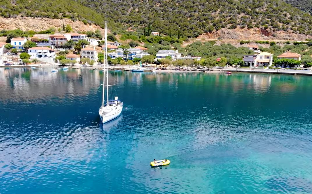 Άγιος Νικόλαος Φωκίδας: Γραφικό παραθαλάσσιο θέρετρο με υπέροχα νερά και άπλετη θέα…