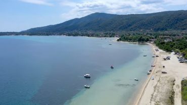 Βουρβουρού: Εναέριο ταξίδι στην πιο «διάσημη» παραλία της Χαλκιδικής