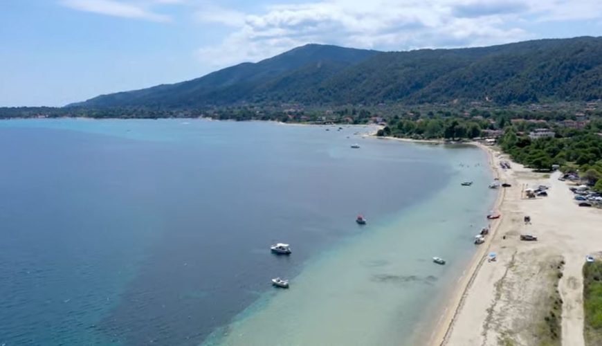 Βουρβουρού: Εναέριο ταξίδι στην πιο «διάσημη» παραλία της Χαλκιδικής