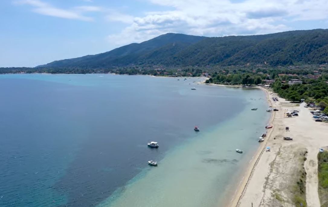 Βουρβουρού: Εναέριο ταξίδι στην πιο «διάσημη» παραλία της Χαλκιδικής