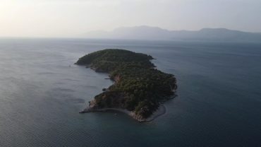 Εγγλεζονήσι: Το καταπράσινο ακατοίκητο νησάκι απέναντι από τη Χαλκίδα