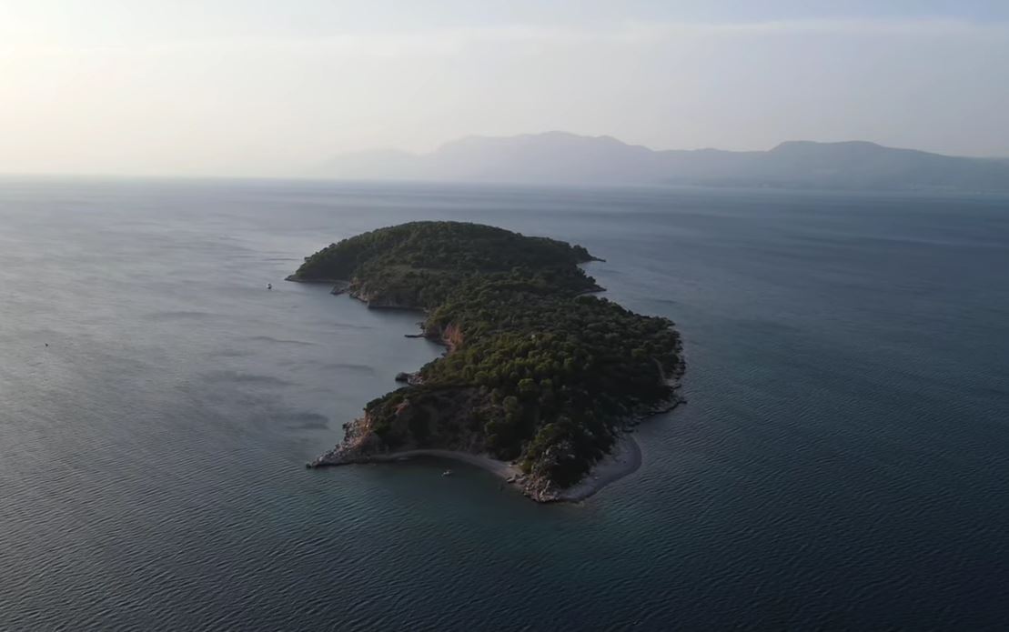 Εγγλεζονήσι: Το καταπράσινο ακατοίκητο νησάκι απέναντι από τη Χαλκίδα