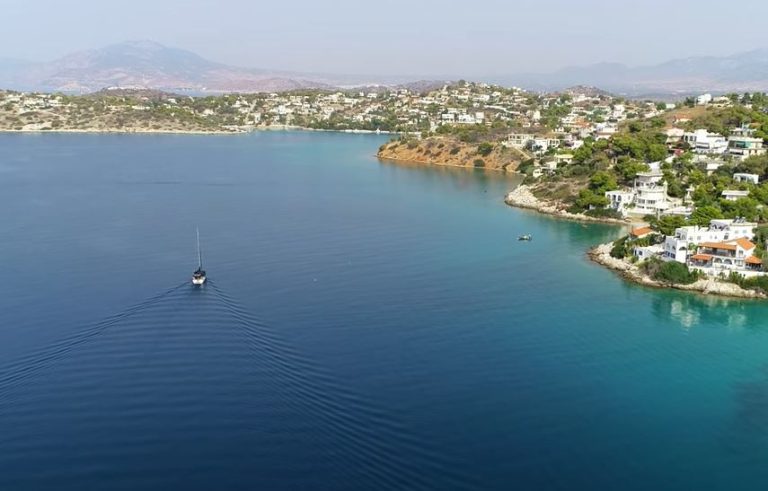 Σαλαμίνα: Αυτή ήταν η βίλα και η… παραλία του Τόλη Βοσκόπουλου στο νησί