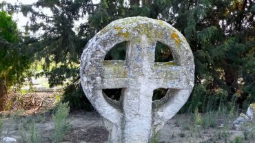 Βογόμιλοι – Νέα Χαλκηδόνα: Το μυστηριώδες νεκροταφείο με τους κέλτικους σταυρούς