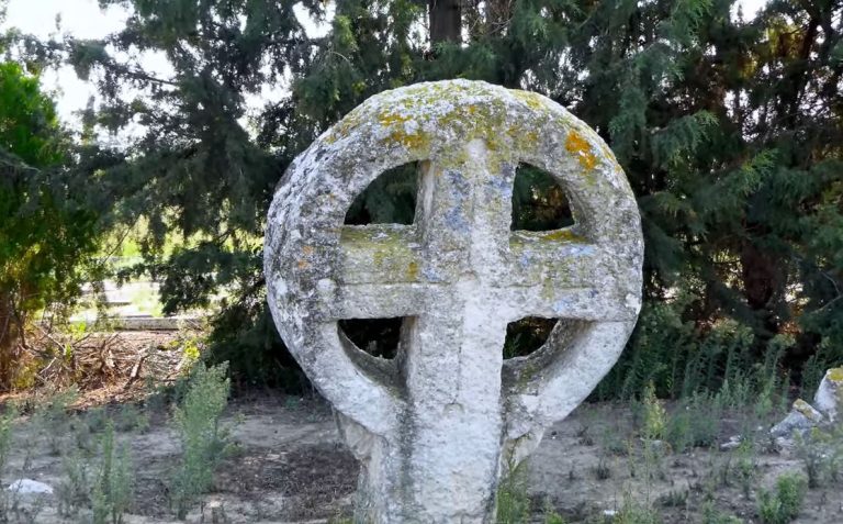 Βογόμιλοι – Νέα Χαλκηδόνα: Το μυστηριώδες νεκροταφείο με τους κέλτικους σταυρούς