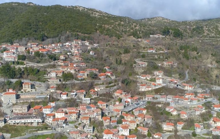 Λαγκάδια Αρκαδίας: Ενα «κρεμαστό» χωριό, πραγματικό αριστούργημα