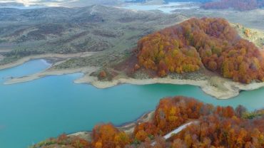 Λίμνη Αώου: Φοράει τα… φθινοπωρινά της χρώματα και καθηλώνει