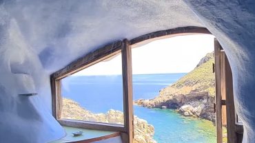 Παραλία Πόρτες Εύβοια: Το υπόσκαφο σπιτάκι των 3 τ.μ.