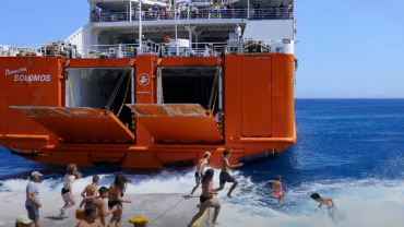 Σίκινος: Ο «τρελός» αποχαιρετισμός στο πλοίο της γραμμής