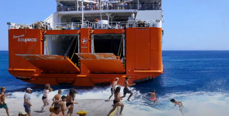 Σίκινος: Ο «τρελός» αποχαιρετισμός στο πλοίο της γραμμής