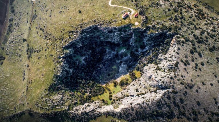 Δολίνη Πετροπόρου: Η μυστηριώδης λίμνη των Τρικάλων (vid)