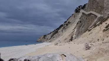 Εγκρεμνοί: Η απόλυτη ομορφιά μετά τα… 400 σκαλοπάτια