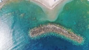 Ζάρακες: Η μαγική παραλία με τον κυματοθραύστη «μπανάνα»