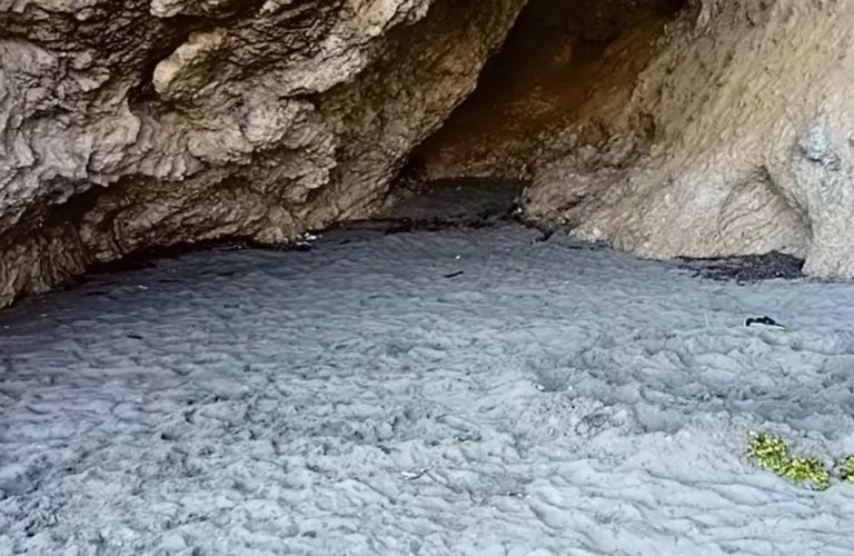 Καρακατσάνης: Παραλία σε σπηλιά που δεν πιάνει ποτέ ήλιος (Vid)