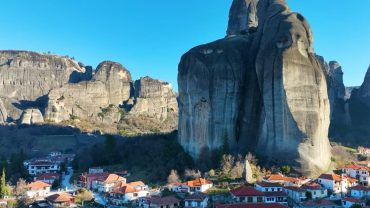 Μετέωρα – Καστράκι: Ο επιβλητικός βράχος του Αγίου Πνεύματος (vid)