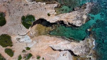 Αυτή είναι η κρυφή παραλία της Αττικής για τα… ζευγαράκια!