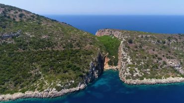 Το νησί Πρώτη, οι πειρατές και η παραλία Γραμμένο (vid)