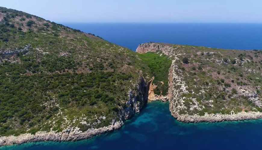 Το νησί Πρώτη, οι πειρατές και η παραλία Γραμμένο (vid)