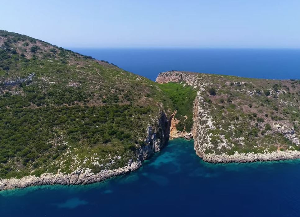 Το νησί Πρώτη, οι πειρατές και η παραλία Γραμμένο (vid)