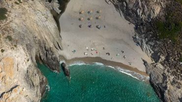 Νας: Η άκρως επικίνδυνη παραλία γυμνιστών με το σχοινί