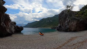 Πορφυρή: Η παραλία της Εύβοιας που δημιουργήθηκε από σπήλαιο