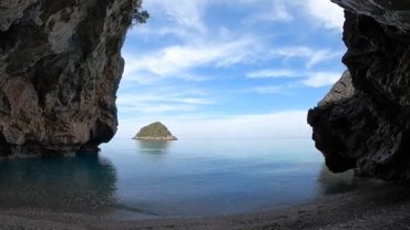 Αμανάκι: Η φανταστική παραλία με τη μυστική σπηλιά στην Εύβοια