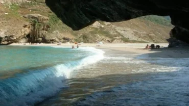 Αγιος Δημήτριος: Η κρυφή παραλία – παράδεισος στην Εύβοια