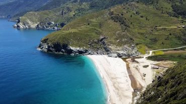 Γιαννίτσι: Η τιρκουάζ παραλία… θησαυρός της Εύβοιας