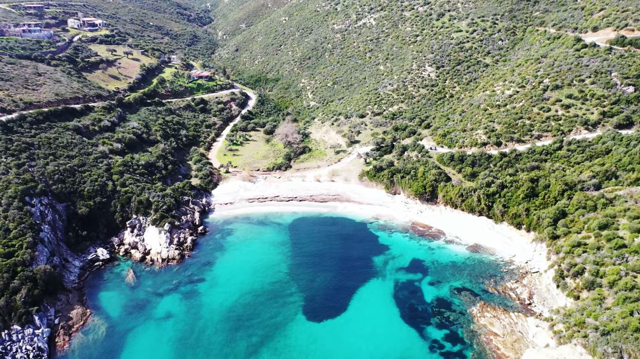 Παραλία Μάγειρας: Τέτοια νερά σπάνια συναντάτε