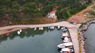 Πεζονήσι Ερέτριας: Το μαγικό νησί που παραδόθηκε στην τύχη του