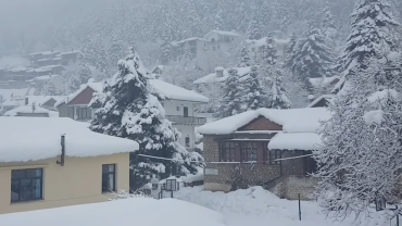 Φανταστικές εικόνες! Η Ελάτη Τρικάλων «πνιγμένη» στα χιόνια (Vid)