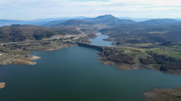 Τεχνητή Λίμνη Σμόκοβου: Υπέροχες εικόνες από ψηλά (vid)