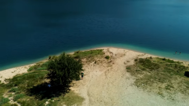 Ζαραβίνα: Μια παραλία σε υψόμετρο 500 μέτρων…