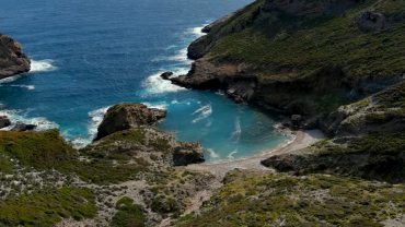 Πόρτες: Η κρυφή παραλία της Εύβοιας με την άγρια ομορφιά