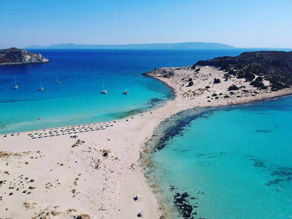 Σίμος και Σαρακήνικο: Οι δίδυμες πανέμορφες παραλίες στην Ελαφόνησο