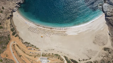 Ζόρκος: Η κρυφή παραλία της Ανδρου που αξίζει την περιπέτεια…