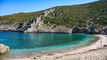 Αλμυρίχι: Η πανέμορφη παραλία με τα καταγάλανα νερά στην Εύβοια