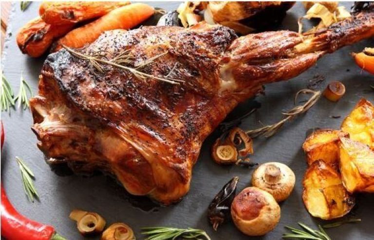 Σφακιανό αρνάκι στο φούρνο: Ένα από τα πιο χαρακτηριστικά κρητικά πιάτα