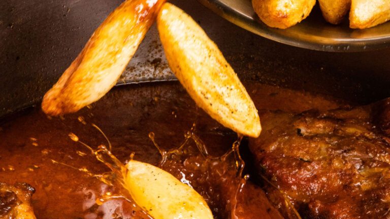 Κατσίκι πατατάτο: Γεύσεις από την Αμοργό που θα σας ξετρελάνουν