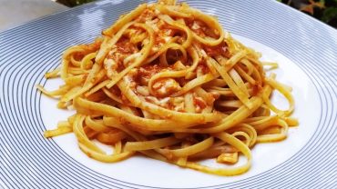 Πεντανόστιμη μακαρονάδα σκόρδου από την Σαντορίνη