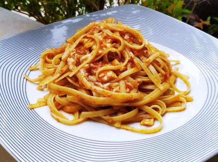 Πεντανόστιμη μακαρονάδα σκόρδου από την Σαντορίνη