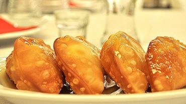 Μυζηθροπιτάκια Κρήτης: Ένα εύκολο πεντανόστιμο γλύκισμα