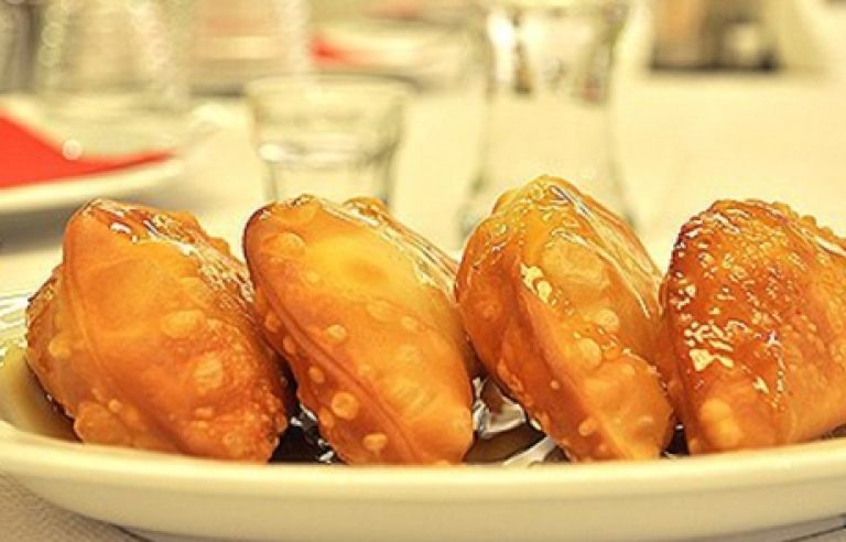 Μυζηθροπιτάκια Κρήτης: Ένα εύκολο πεντανόστιμο γλύκισμα