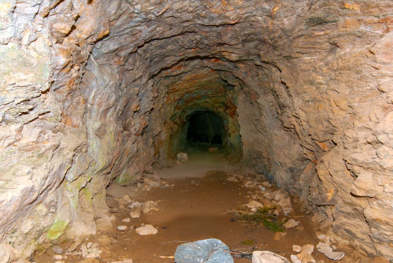 Ορυχεία Φυρέ: Δίπλα στην Αθήνα, κρυφές στοές και μυστικά τούνελ