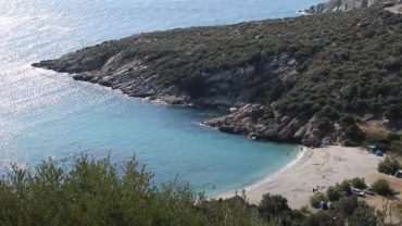 Μάγειρας: Η πανέμορφη παραλία της Εύβοιας με τα γαλαζοπράσινα νερά