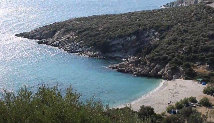 Μάγειρας: Η πανέμορφη παραλία της Εύβοιας με τα γαλαζοπράσινα νερά