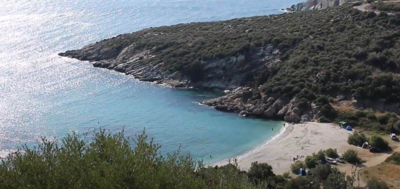 Μάγειρας: Η πανέμορφη παραλία της Εύβοιας με τα γαλαζοπράσινα νερά